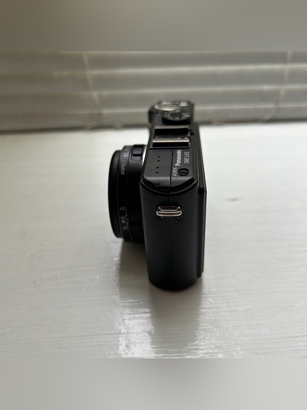Panasonic LUMIX DMC-LX3 Compact Digital Camera - Black - Picture 8 of 10